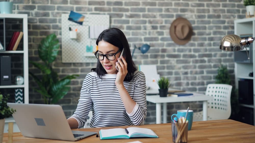 Conseillère au téléphone avec un prospect